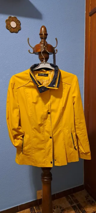 Gabardina corta amarilla