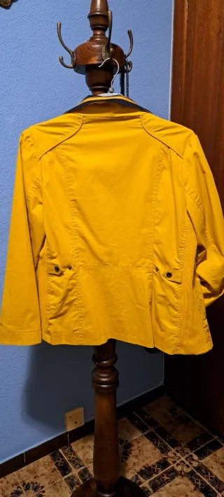 Gabardina corta amarilla