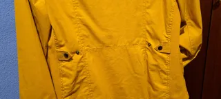 Gabardina corta amarilla