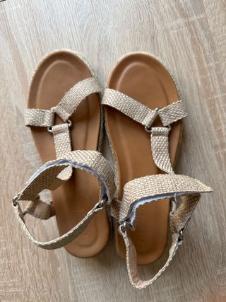 Sandalias Beige y Marrón
