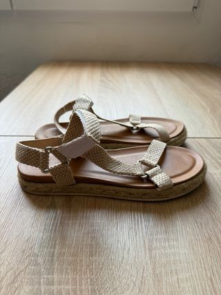 Sandalias Beige y Marrón