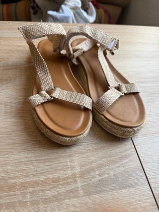 Sandalias Beige y Marrón