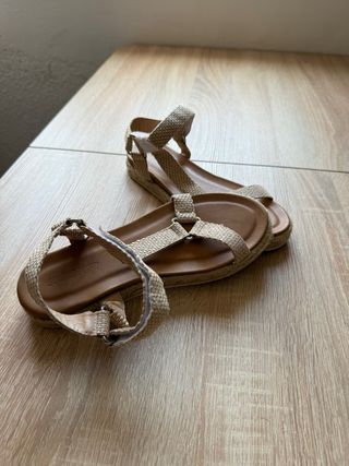 Sandalias Beige y Marrón
