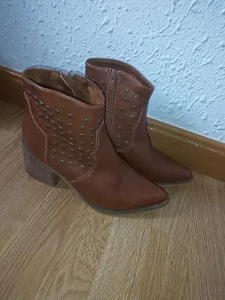 Botines bosanova con tachuelas
