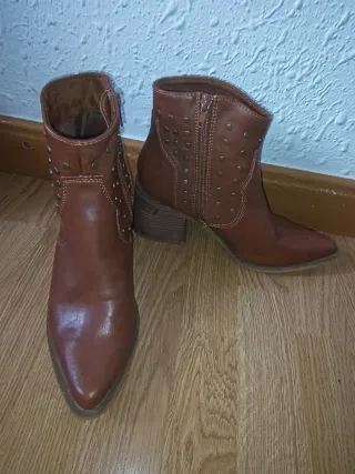 Botines bosanova con tachuelas