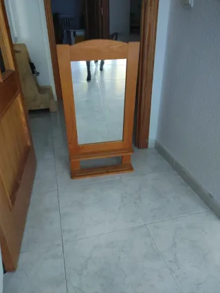Espejo tocador de madera con balda