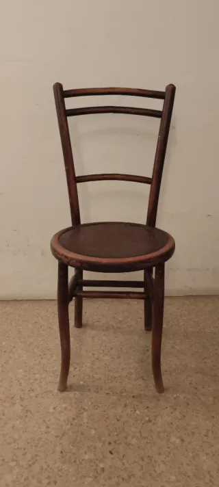 Silla antigua de madera con grabado