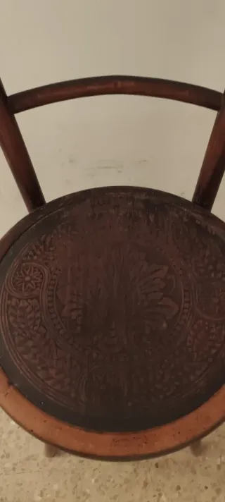 Silla antigua de madera con grabado