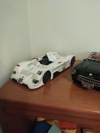 Coche a escala 1/18