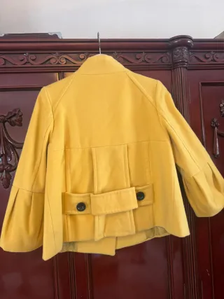 Chaqueta mostaza con botones