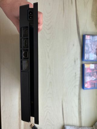 PS4 Slim 500 GB + 2 Juegos