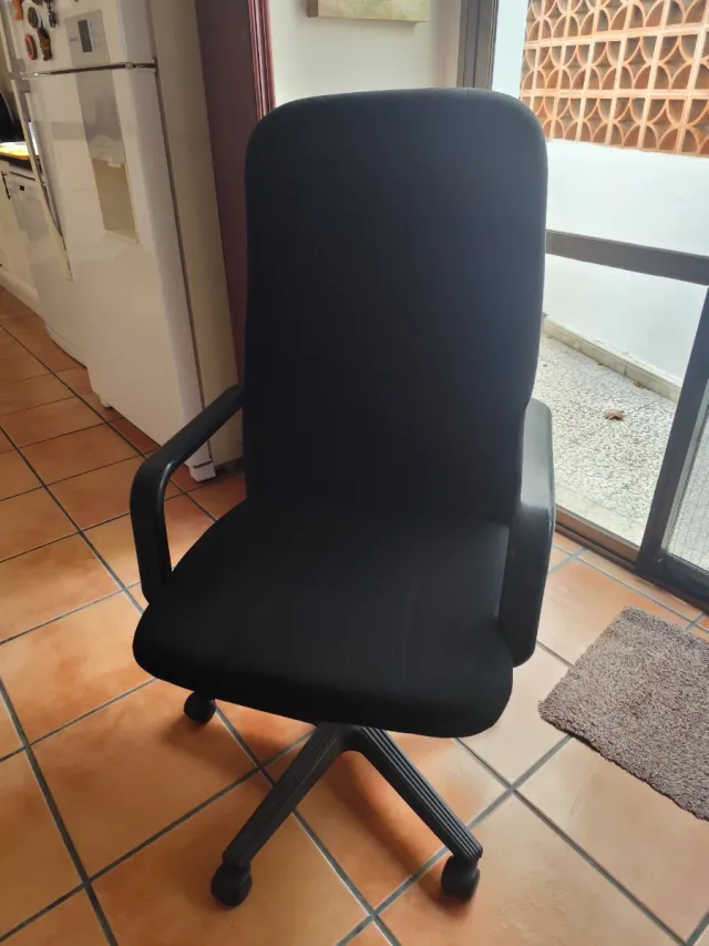 Sillón de oficina negro.