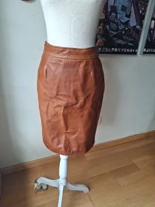 Falda de cuero marrón