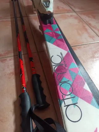 Esquís niños ATOMIC 120cm + fijaciones + palos