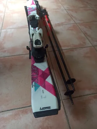 Esquís niños ATOMIC 120cm + fijaciones + palos