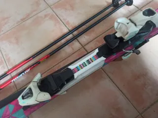 Esquís niños ATOMIC 120cm + fijaciones + palos