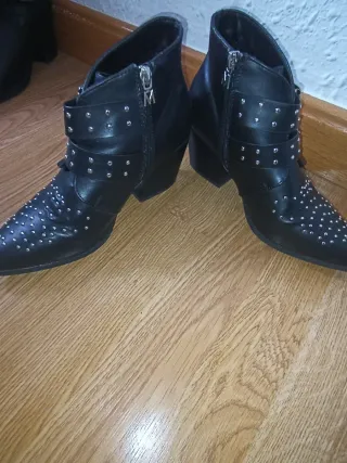 Botines negros con tachuelas y hebillas