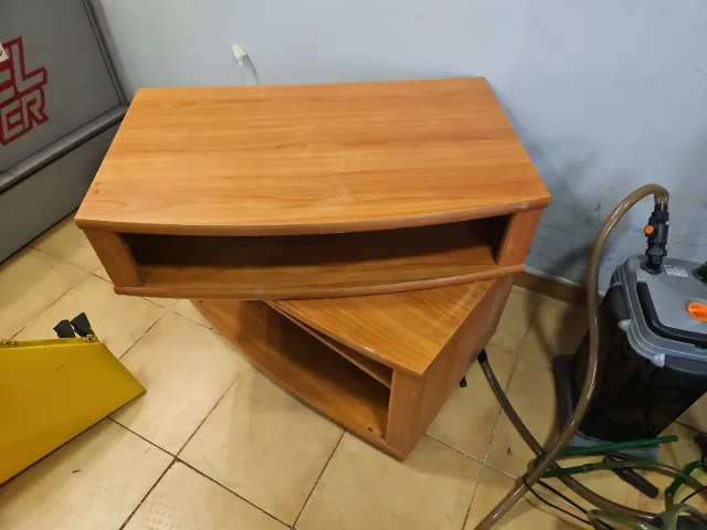 Mueble TV madera con base giratoria y ruedas