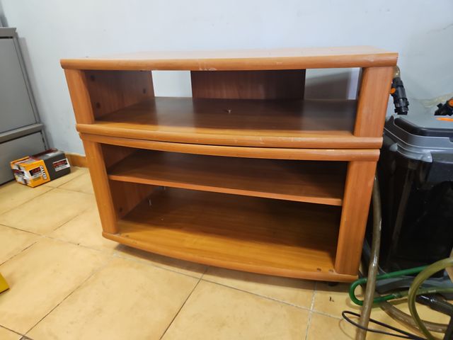 Mueble TV madera con base giratoria y ruedas