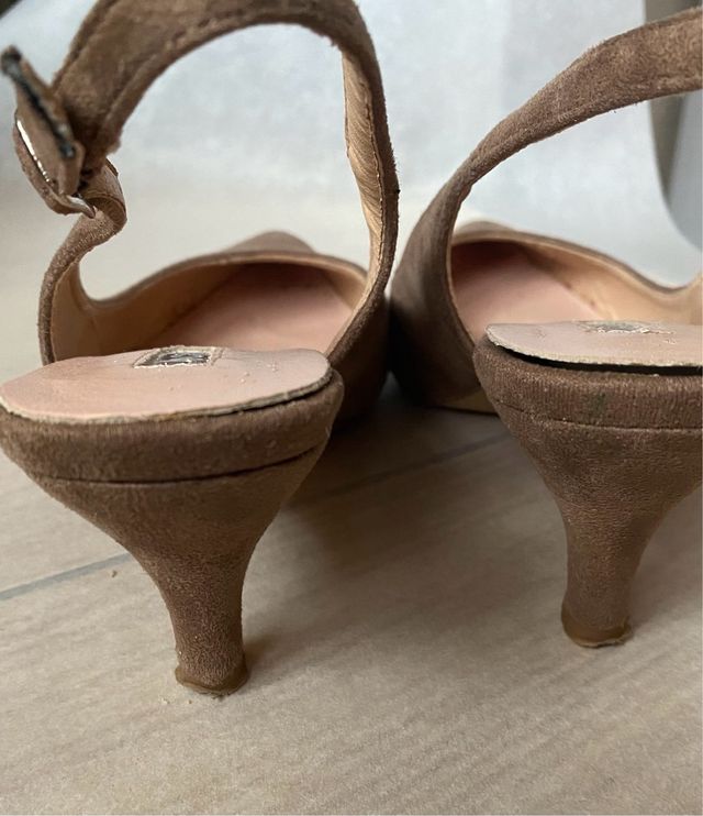 Zapatos de tacón beige y marrón