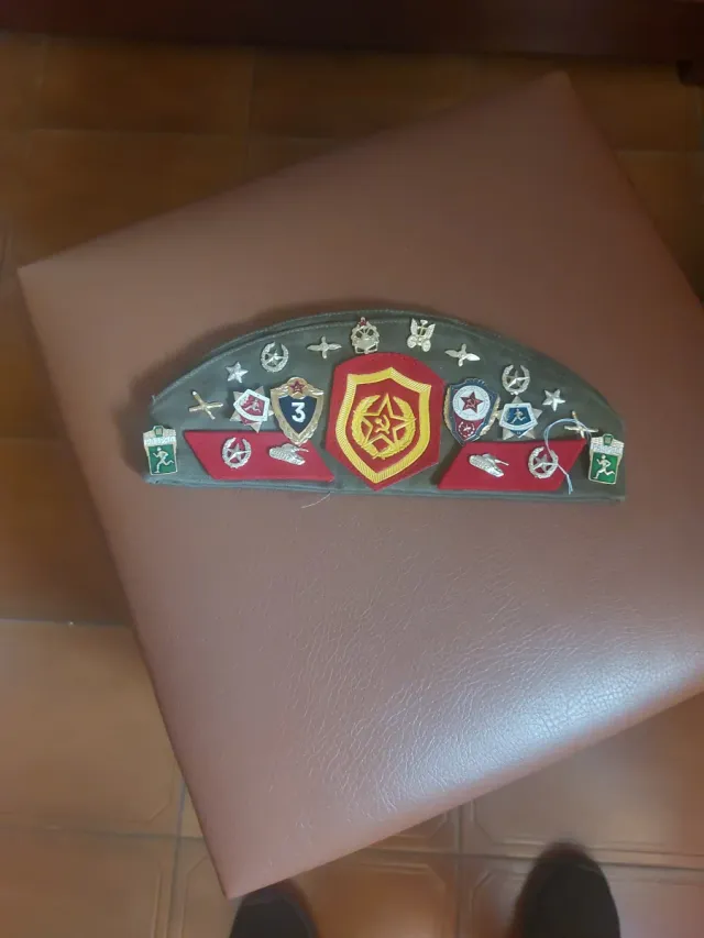 Gorra militar soviética vintage con insignias