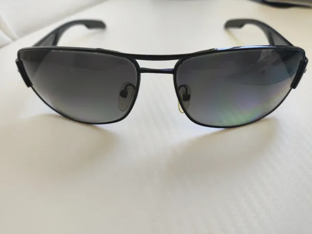 Gafas de sol Prada negras y rojas