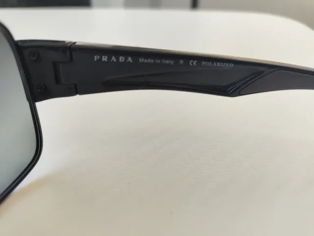 Gafas de sol Prada negras y rojas