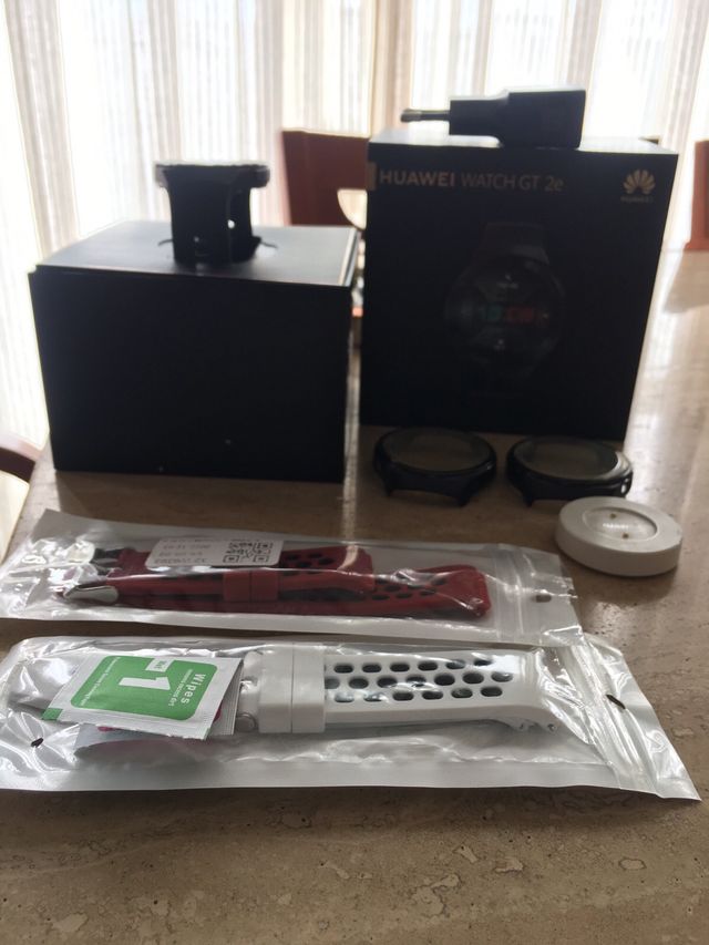 Huawei Watch GT 2e Nero con cinturini rossi e bianchi