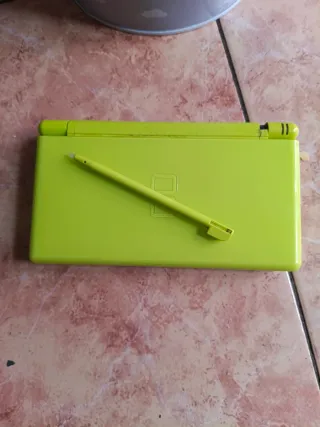 Nintendo DS Verde con Lápiz