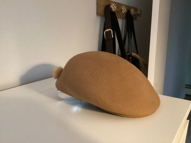 Gorra lana color camel con adorno pompón