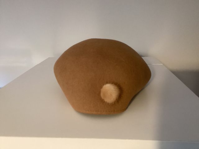 Gorra lana color camel con adorno pompón