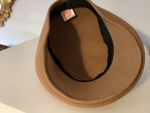 Gorra lana color camel con adorno pompón