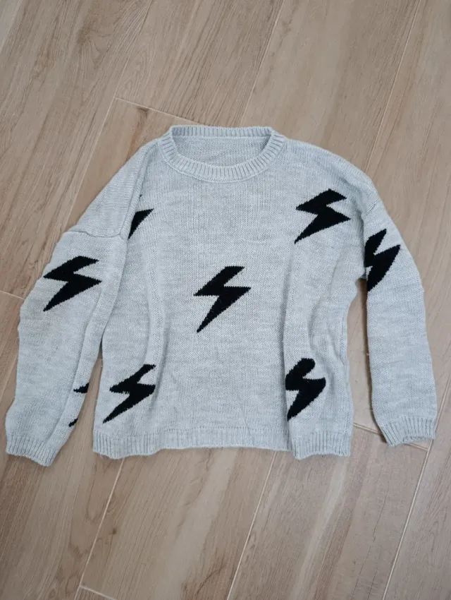 Jersey gris con estampado de rayos