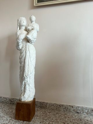 Estatua mujer con niño con zócalo macizo de mader
