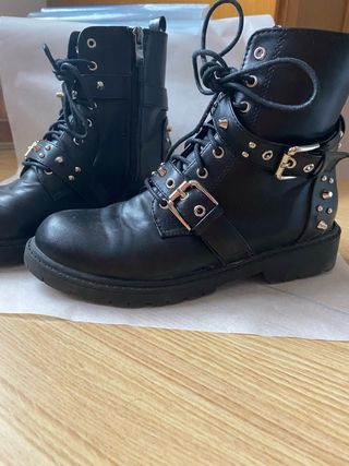 Botas negras con tachuelas y hebillas