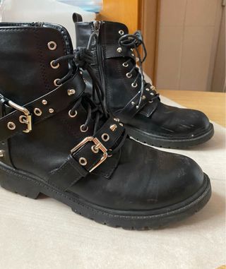 Botas negras con tachuelas y hebillas
