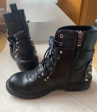 Botas negras con tachuelas y hebillas