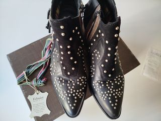 Botines Felmini tachas y cinta multicolor