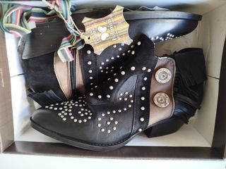 Botines Felmini tachas y cinta multicolor