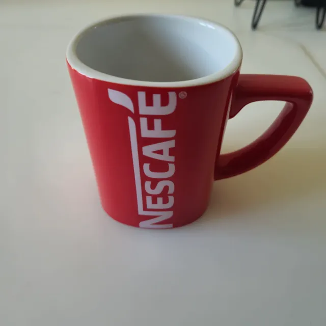 Taza corporativa colección Nescafé Roja.
