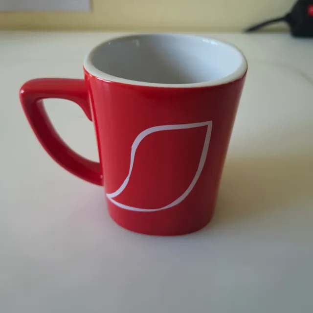 Taza corporativa colección Nescafé Roja.