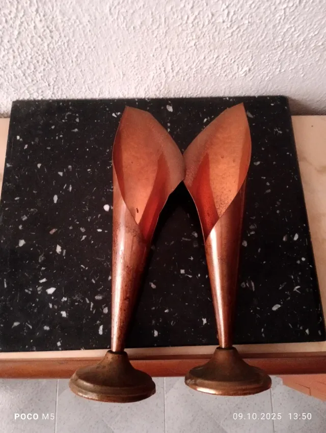 Portavelas de bronce estilo trompeta