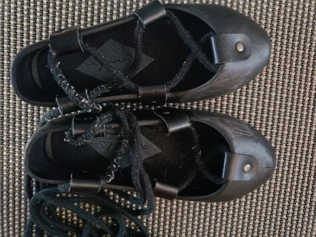 Albarcas negras talla 28 tallan grande