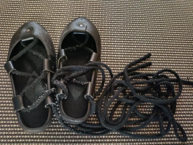 Albarcas negras talla 28 tallan grande