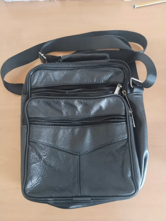 Bandolera negra tipo cuero 6 departamentos