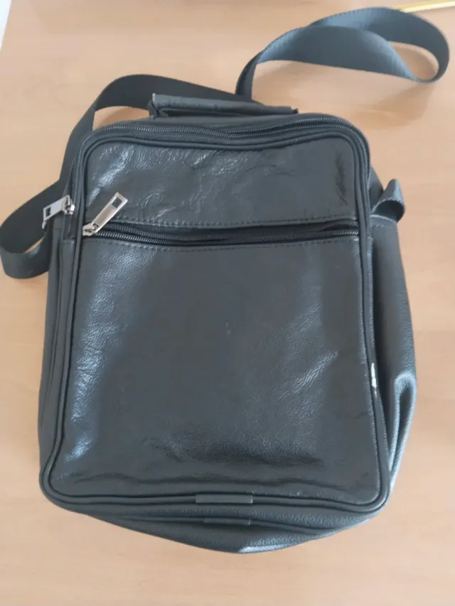 Bandolera negra tipo cuero 6 departamentos