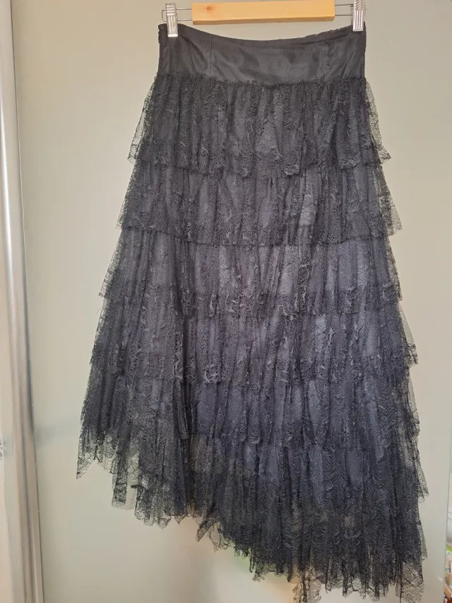 Falda marca Caramelo de volantes encaje asimétrica