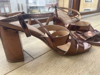 Sandalias Marypaz tacón dorado talla 38