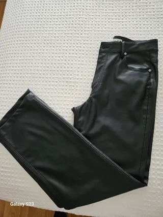 Pantalón efecto piel. 
