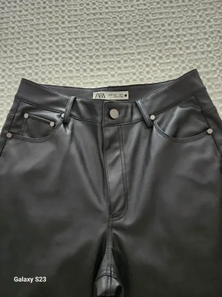 Pantalón efecto piel. 